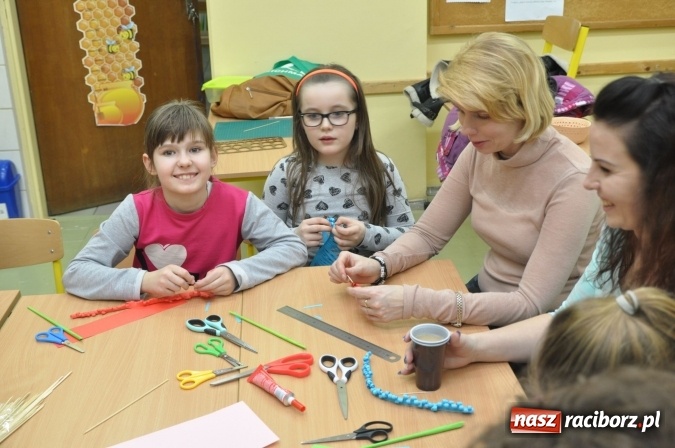 Zdjęcie w galerii na portalu naszraciborz.pl: Szkoła Podstawowa nr 18 zaprosiła na lekcje otwarte i kiermasz wielkanocny. Było kolorowo, naukowo i świątecznie wiadomości z regionu