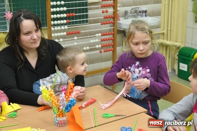 Zdjęcie w galerii na portalu naszraciborz.pl: Szkoła Podstawowa nr 18 zaprosiła na lekcje otwarte i kiermasz wielkanocny. Było kolorowo, naukowo i świątecznie wiadomości z regionu
