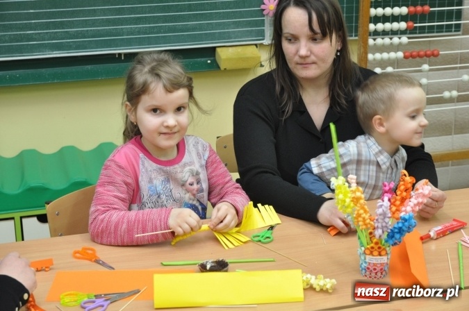 Zdjęcie w galerii na portalu naszraciborz.pl: Szkoła Podstawowa nr 18 zaprosiła na lekcje otwarte i kiermasz wielkanocny. Było kolorowo, naukowo i świątecznie wiadomości z regionu