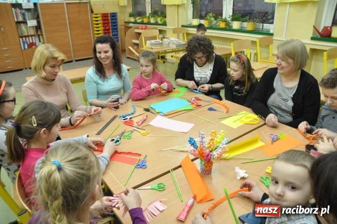 Zdjęcie w galerii na portalu naszraciborz.pl: Szkoła Podstawowa nr 18 zaprosiła na lekcje otwarte i kiermasz wielkanocny. Było kolorowo, naukowo i świątecznie wiadomości z regionu