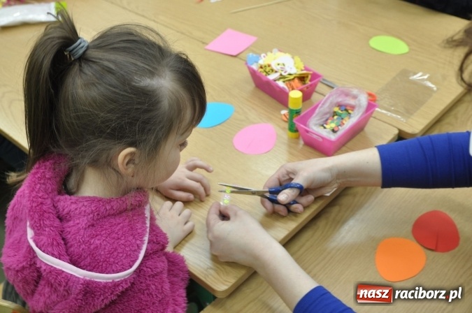 Zdjęcie w galerii na portalu naszraciborz.pl: Szkoła Podstawowa nr 18 zaprosiła na lekcje otwarte i kiermasz wielkanocny. Było kolorowo, naukowo i świątecznie wiadomości z regionu