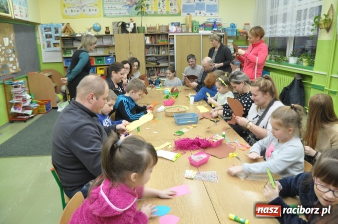 Zdjęcie w galerii na portalu naszraciborz.pl: Szkoła Podstawowa nr 18 zaprosiła na lekcje otwarte i kiermasz wielkanocny. Było kolorowo, naukowo i świątecznie wiadomości z regionu