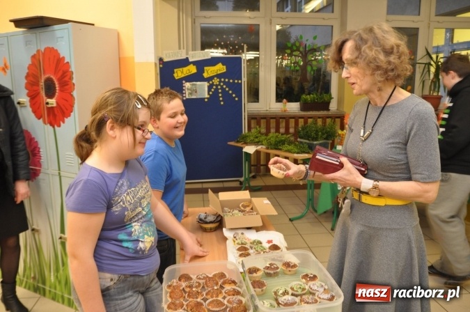 Zdjęcie w galerii na portalu naszraciborz.pl: Szkoła Podstawowa nr 18 zaprosiła na lekcje otwarte i kiermasz wielkanocny. Było kolorowo, naukowo i świątecznie wiadomości z regionu