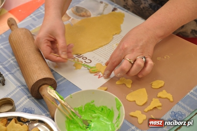 Zdjęcie w galerii na portalu naszraciborz.pl: Szkoła Podstawowa nr 18 zaprosiła na lekcje otwarte i kiermasz wielkanocny. Było kolorowo, naukowo i świątecznie wiadomości z regionu