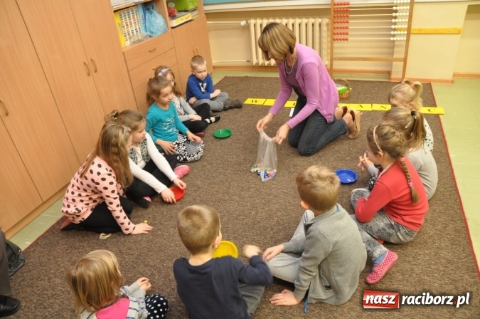 Zdjęcie w galerii na portalu naszraciborz.pl: Szkoła Podstawowa nr 18 zaprosiła na lekcje otwarte i kiermasz wielkanocny. Było kolorowo, naukowo i świątecznie wiadomości z regionu