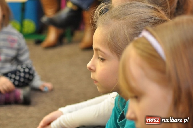 Zdjęcie w galerii na portalu naszraciborz.pl: Szkoła Podstawowa nr 18 zaprosiła na lekcje otwarte i kiermasz wielkanocny. Było kolorowo, naukowo i świątecznie wiadomości z regionu