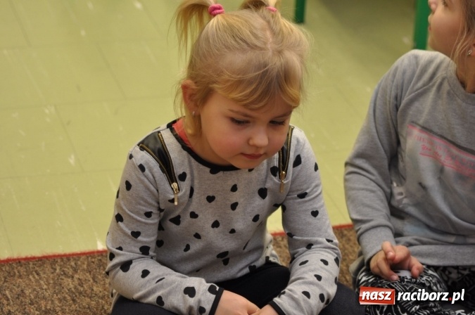 Zdjęcie w galerii na portalu naszraciborz.pl: Szkoła Podstawowa nr 18 zaprosiła na lekcje otwarte i kiermasz wielkanocny. Było kolorowo, naukowo i świątecznie wiadomości z regionu