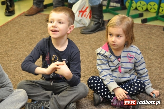 Zdjęcie w galerii na portalu naszraciborz.pl: Szkoła Podstawowa nr 18 zaprosiła na lekcje otwarte i kiermasz wielkanocny. Było kolorowo, naukowo i świątecznie wiadomości z regionu