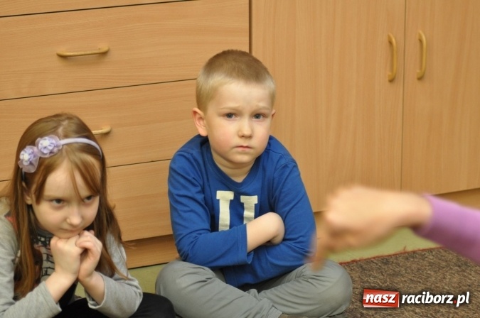 Zdjęcie w galerii na portalu naszraciborz.pl: Szkoła Podstawowa nr 18 zaprosiła na lekcje otwarte i kiermasz wielkanocny. Było kolorowo, naukowo i świątecznie wiadomości z regionu