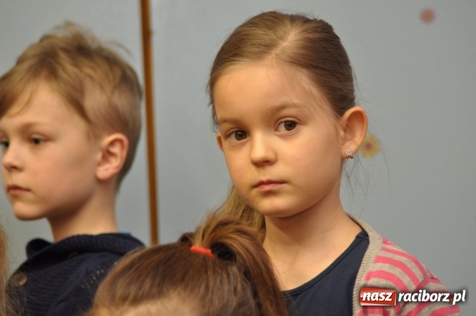 Zdjęcie w galerii na portalu naszraciborz.pl: Szkoła Podstawowa nr 18 zaprosiła na lekcje otwarte i kiermasz wielkanocny. Było kolorowo, naukowo i świątecznie wiadomości z regionu