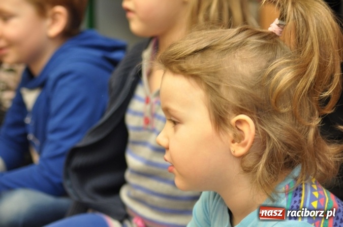 Zdjęcie w galerii na portalu naszraciborz.pl: Szkoła Podstawowa nr 18 zaprosiła na lekcje otwarte i kiermasz wielkanocny. Było kolorowo, naukowo i świątecznie wiadomości z regionu