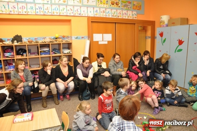 Zdjęcie w galerii na portalu naszraciborz.pl: Szkoła Podstawowa nr 18 zaprosiła na lekcje otwarte i kiermasz wielkanocny. Było kolorowo, naukowo i świątecznie wiadomości z regionu