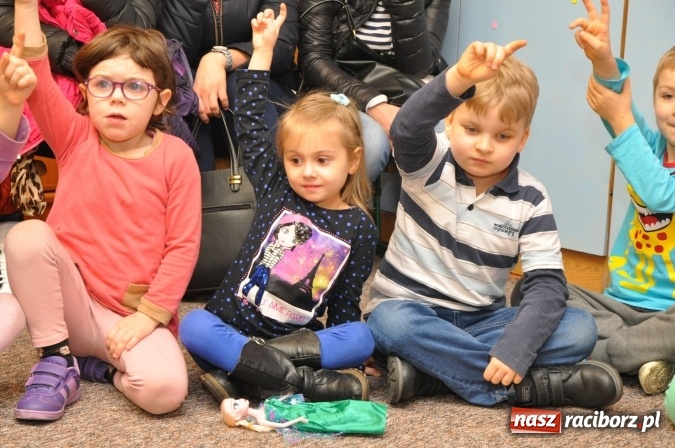 Zdjęcie w galerii na portalu naszraciborz.pl: Szkoła Podstawowa nr 18 zaprosiła na lekcje otwarte i kiermasz wielkanocny. Było kolorowo, naukowo i świątecznie wiadomości z regionu