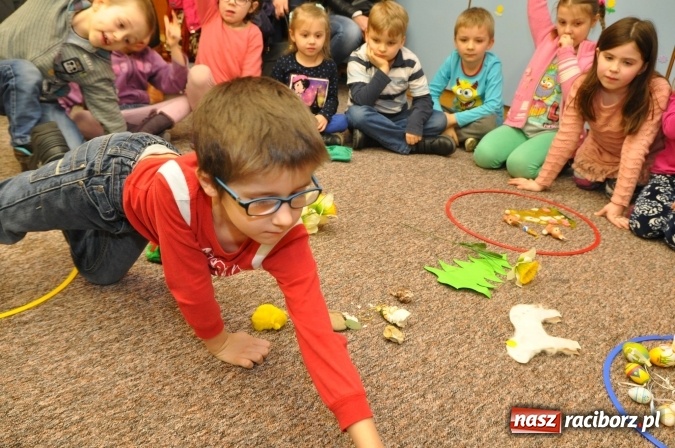 Zdjęcie w galerii na portalu naszraciborz.pl: Szkoła Podstawowa nr 18 zaprosiła na lekcje otwarte i kiermasz wielkanocny. Było kolorowo, naukowo i świątecznie wiadomości z regionu