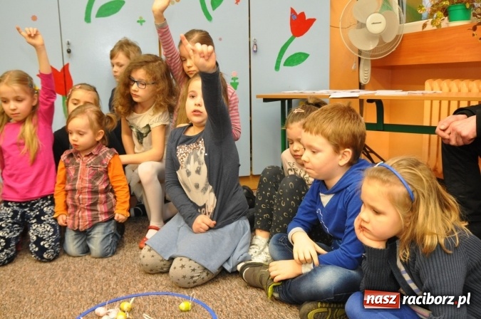 Zdjęcie w galerii na portalu naszraciborz.pl: Szkoła Podstawowa nr 18 zaprosiła na lekcje otwarte i kiermasz wielkanocny. Było kolorowo, naukowo i świątecznie wiadomości z regionu