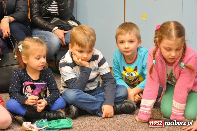 Zdjęcie w galerii na portalu naszraciborz.pl: Szkoła Podstawowa nr 18 zaprosiła na lekcje otwarte i kiermasz wielkanocny. Było kolorowo, naukowo i świątecznie wiadomości z regionu