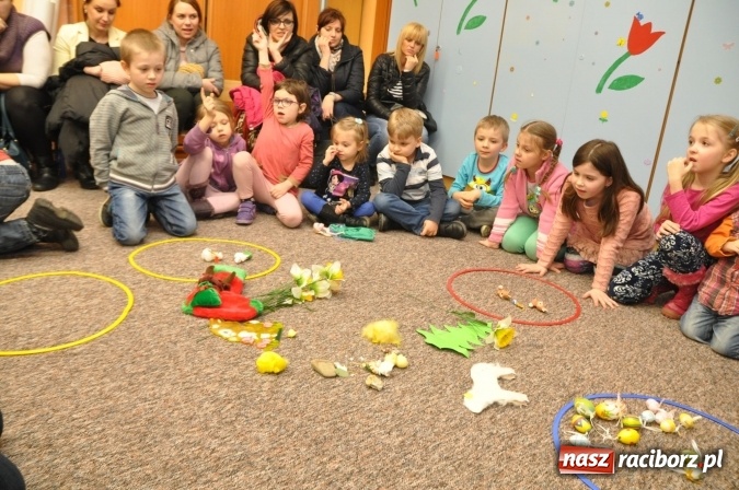 Zdjęcie w galerii na portalu naszraciborz.pl: Szkoła Podstawowa nr 18 zaprosiła na lekcje otwarte i kiermasz wielkanocny. Było kolorowo, naukowo i świątecznie wiadomości z regionu