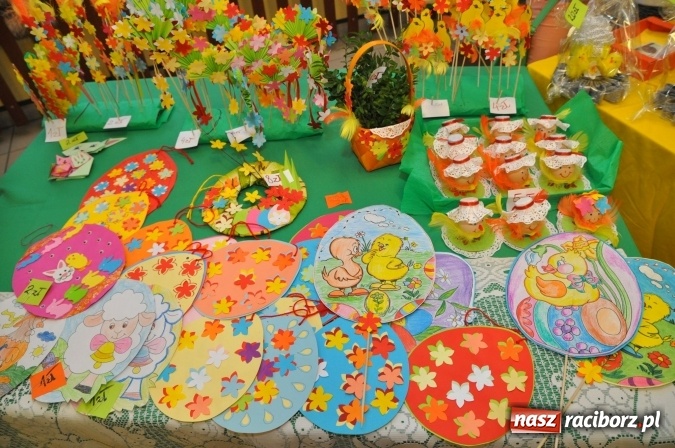 Zdjęcie w galerii na portalu naszraciborz.pl: Szkoła Podstawowa nr 18 zaprosiła na lekcje otwarte i kiermasz wielkanocny. Było kolorowo, naukowo i świątecznie wiadomości z regionu