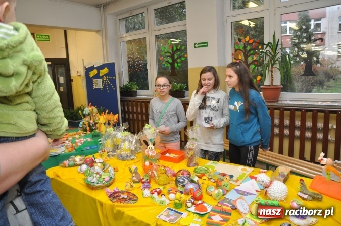 Zdjęcie w galerii na portalu naszraciborz.pl: Szkoła Podstawowa nr 18 zaprosiła na lekcje otwarte i kiermasz wielkanocny. Było kolorowo, naukowo i świątecznie wiadomości z regionu