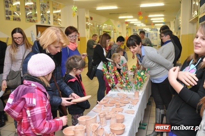 Zdjęcie w galerii na portalu naszraciborz.pl: Szkoła Podstawowa nr 18 zaprosiła na lekcje otwarte i kiermasz wielkanocny. Było kolorowo, naukowo i świątecznie wiadomości z regionu