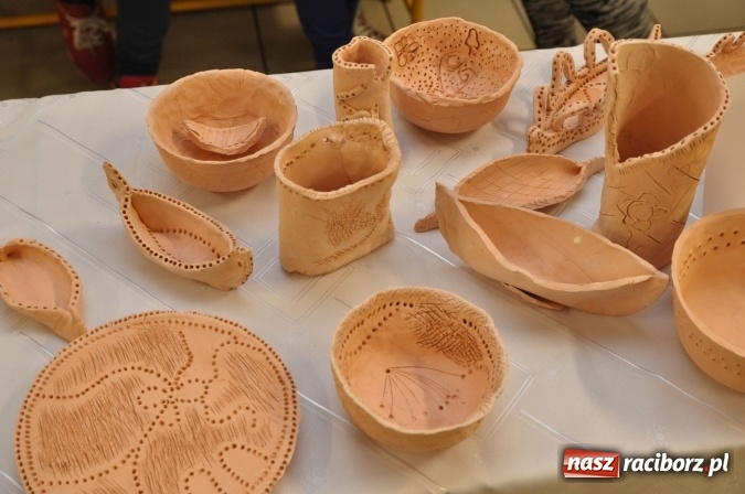 Zdjęcie w galerii na portalu naszraciborz.pl: Szkoła Podstawowa nr 18 zaprosiła na lekcje otwarte i kiermasz wielkanocny. Było kolorowo, naukowo i świątecznie wiadomości z regionu