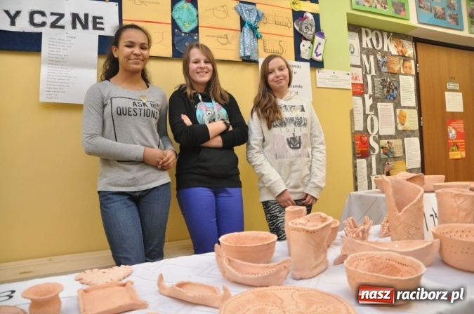 Zdjęcie w galerii na portalu naszraciborz.pl: Szkoła Podstawowa nr 18 zaprosiła na lekcje otwarte i kiermasz wielkanocny. Było kolorowo, naukowo i świątecznie wiadomości z regionu