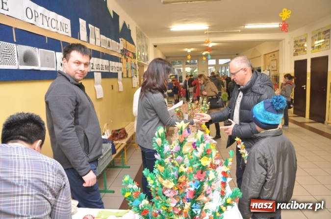 Zdjęcie w galerii na portalu naszraciborz.pl: Szkoła Podstawowa nr 18 zaprosiła na lekcje otwarte i kiermasz wielkanocny. Było kolorowo, naukowo i świątecznie wiadomości z regionu