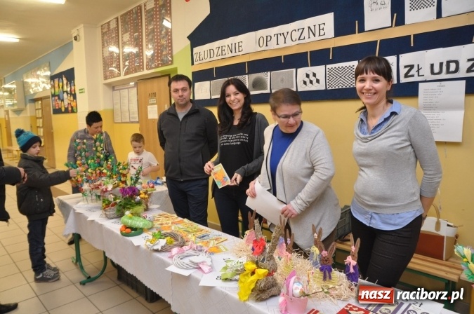 Zdjęcie w galerii na portalu naszraciborz.pl: Szkoła Podstawowa nr 18 zaprosiła na lekcje otwarte i kiermasz wielkanocny. Było kolorowo, naukowo i świątecznie wiadomości z regionu