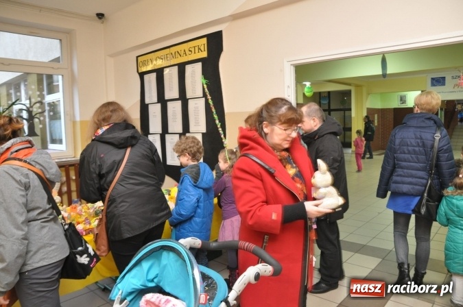 Zdjęcie w galerii na portalu naszraciborz.pl: Szkoła Podstawowa nr 18 zaprosiła na lekcje otwarte i kiermasz wielkanocny. Było kolorowo, naukowo i świątecznie wiadomości z regionu
