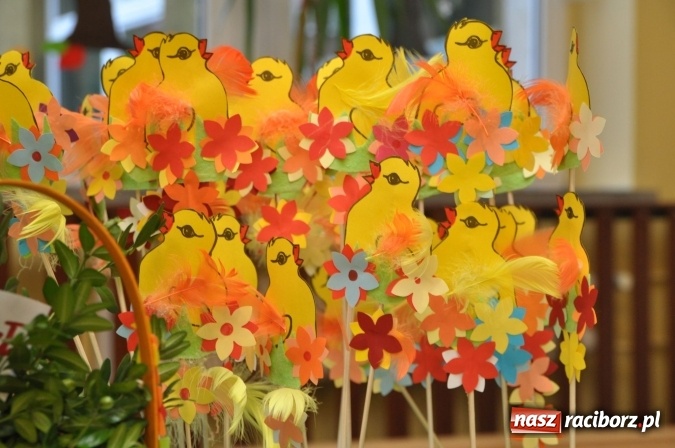 Zdjęcie w galerii na portalu naszraciborz.pl: Szkoła Podstawowa nr 18 zaprosiła na lekcje otwarte i kiermasz wielkanocny. Było kolorowo, naukowo i świątecznie wiadomości z regionu