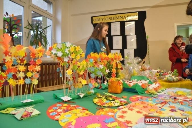 Zdjęcie w galerii na portalu naszraciborz.pl: Szkoła Podstawowa nr 18 zaprosiła na lekcje otwarte i kiermasz wielkanocny. Było kolorowo, naukowo i świątecznie wiadomości z regionu