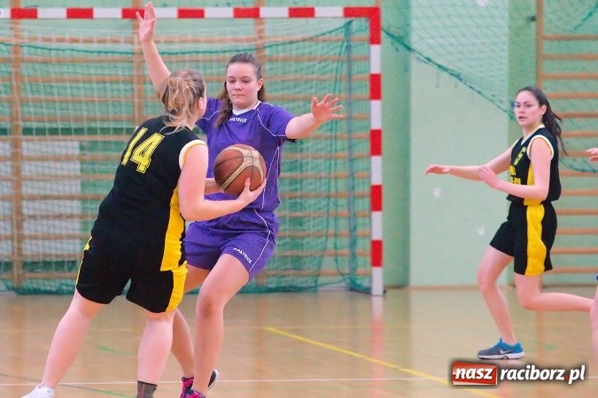 Zdjęcie w galerii na portalu naszraciborz.pl: Koszykarki CKZiU nr 1 lepsze od Czerwionki-Leszczyn wiadomości z regionu