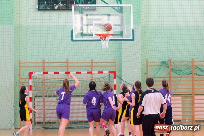 Zdjęcie w galerii na portalu naszraciborz.pl: Koszykarki CKZiU nr 1 lepsze od Czerwionki-Leszczyn wiadomości z regionu