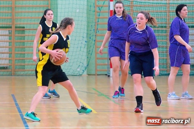Zdjęcie w galerii na portalu naszraciborz.pl: Koszykarki CKZiU nr 1 lepsze od Czerwionki-Leszczyn wiadomości z regionu