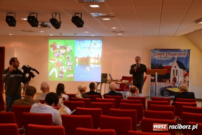 Zdjęcie w galerii na portalu naszraciborz.pl: Niezwykłości przyrody powiatu raciborskiego i okolic - promocja książki na zamku  wiadomości z regionu