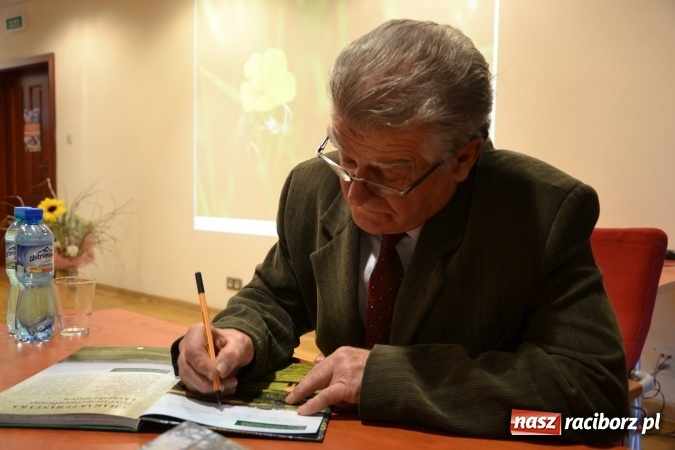 Zdjęcie w galerii na portalu naszraciborz.pl: Niezwykłości przyrody powiatu raciborskiego i okolic - promocja książki na zamku  wiadomości z regionu