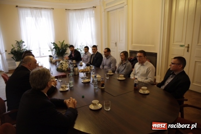 Zdjęcie w galerii na portalu naszraciborz.pl: Medaliści ME w zapasach z wizytą w Ministerstwie Sportu wiadomości z regionu