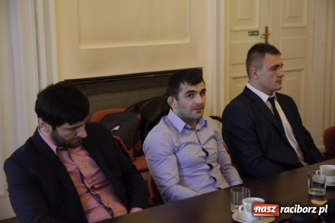 Zdjęcie w galerii na portalu naszraciborz.pl: Medaliści ME w zapasach z wizytą w Ministerstwie Sportu wiadomości z regionu