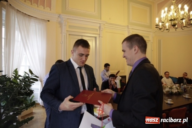 Zdjęcie w galerii na portalu naszraciborz.pl: Medaliści ME w zapasach z wizytą w Ministerstwie Sportu wiadomości z regionu