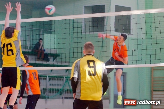 Zdjęcie w galerii na portalu naszraciborz.pl: Siatkarze ZSOMS pewnie awansowali do dalszych rozgrywek wiadomości z regionu