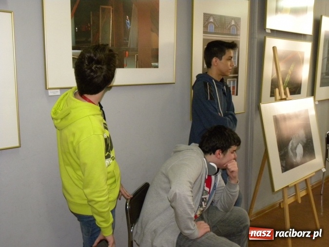 Zdjęcie w galerii na portalu naszraciborz.pl: Żywa lekcja sztuki w bibliotecznej Galerii Gawra  wiadomości z regionu