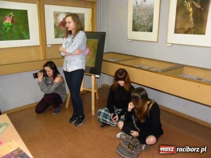 Zdjęcie w galerii na portalu naszraciborz.pl: Żywa lekcja sztuki w bibliotecznej Galerii Gawra  wiadomości z regionu