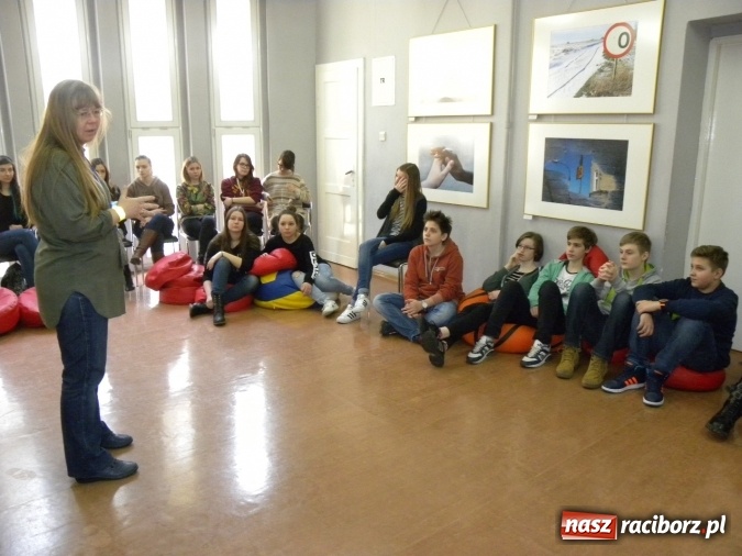 Zdjęcie w galerii na portalu naszraciborz.pl: Żywa lekcja sztuki w bibliotecznej Galerii Gawra  wiadomości z regionu