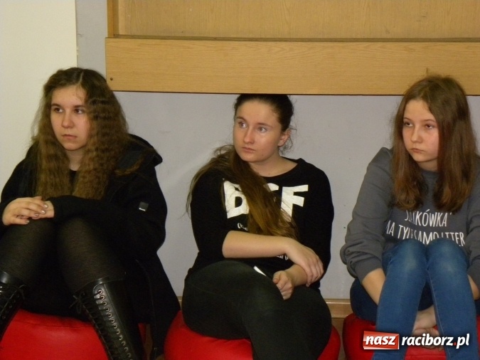 Zdjęcie w galerii na portalu naszraciborz.pl: Żywa lekcja sztuki w bibliotecznej Galerii Gawra  wiadomości z regionu