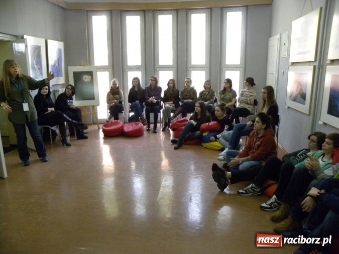 Zdjęcie w galerii na portalu naszraciborz.pl: Żywa lekcja sztuki w bibliotecznej Galerii Gawra  wiadomości z regionu