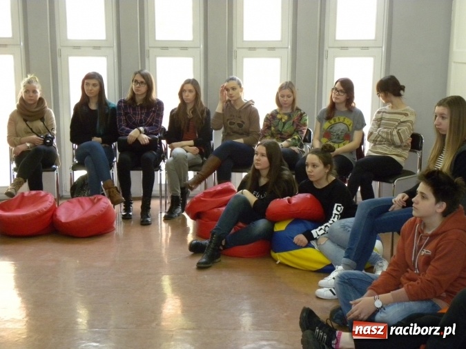 Zdjęcie w galerii na portalu naszraciborz.pl: Żywa lekcja sztuki w bibliotecznej Galerii Gawra  wiadomości z regionu