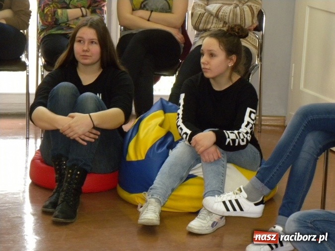 Zdjęcie w galerii na portalu naszraciborz.pl: Żywa lekcja sztuki w bibliotecznej Galerii Gawra  wiadomości z regionu