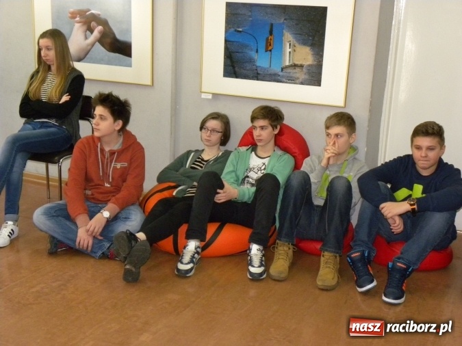 Zdjęcie w galerii na portalu naszraciborz.pl: Żywa lekcja sztuki w bibliotecznej Galerii Gawra  wiadomości z regionu