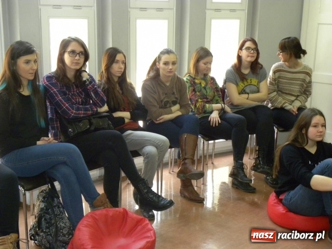 Zdjęcie w galerii na portalu naszraciborz.pl: Żywa lekcja sztuki w bibliotecznej Galerii Gawra  wiadomości z regionu