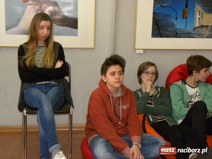 Zdjęcie w galerii na portalu naszraciborz.pl: Żywa lekcja sztuki w bibliotecznej Galerii Gawra  wiadomości z regionu